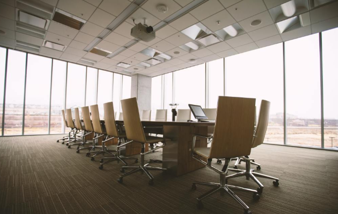 辦公室裝修會議室設計落地窗的優勢與劣勢分析 辦公室裝修會議室設計落地窗的優勢與劣勢分析