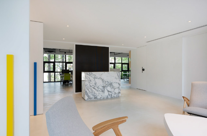 在辦公室裝修設(shè)計(jì)中,如何選購(gòu)合適的地坪漆