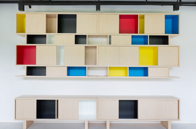 上海辦公室裝修設計:木質辦公桌的巧妙運用